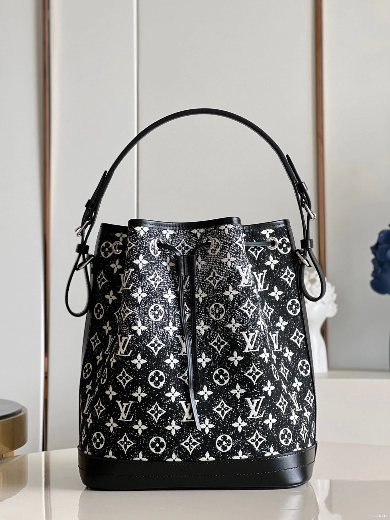 First bag ru VUITTON PETIT NOÉ LOUIS 0717